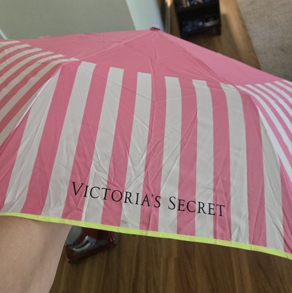 Victoria’s Secret Full-Size Umbrella – 2016 Limited Edition Pink Stripes - Picture 2 of 7